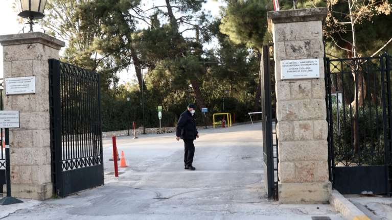 Τι έγινε στο Κολλέγιο Αθηνών - Η καταγγελία για εξωσχολικούς με μαχαίρια και τα ρεπορτάζ των καναλιών