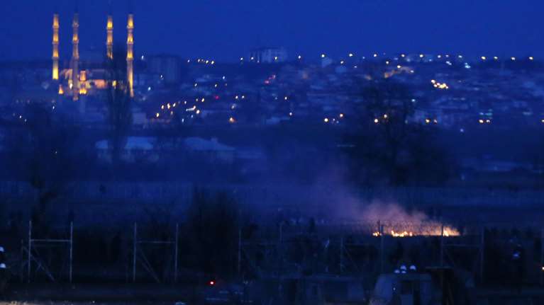 Σε επιφυλακή στον Εβρο για νέα επεισόδια- Σοκ από την προσπάθεια των Τούρκων να ρίξουν τον φράχτη με όχημα του Στρατού