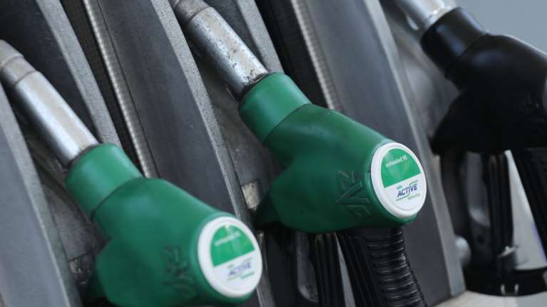 Τι συμβαίνει με τη βενζίνη; - Γιατί η τιμή της είναι ακριβότερη σήμερα, αν και το βαρέλι το πετρέλαιο είναι φθηνότερο;