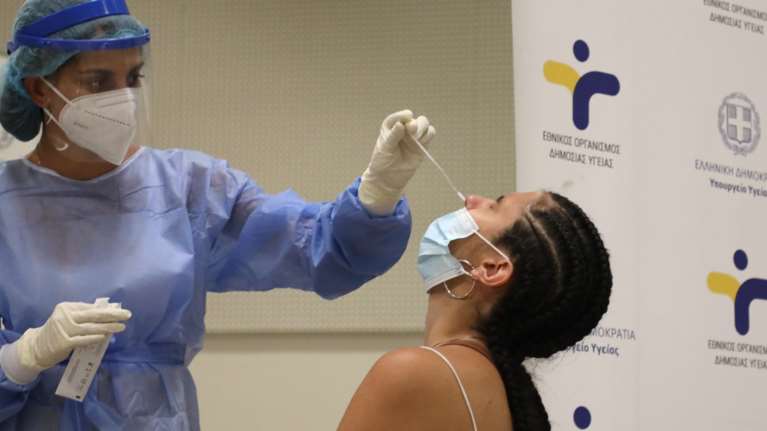 Κορονοϊός: Τι συμβαίνει με κρούσματα, νοσηλείες και διασωληνώσεις - Εβδομαδιαία πλέον η ενημέρωση του ΕΟΔΥ