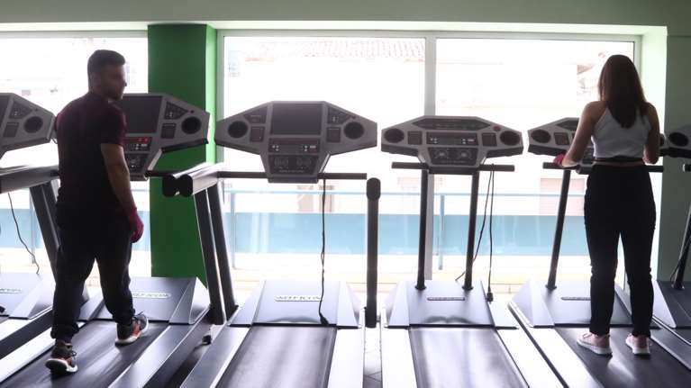 Κορονοϊός: Ανοίγουν κλειστά σινεμά, παιδότοποι και λούνα παρκ - Χωρίς μάσκες στα γυμναστήρια οι πλήρως εμβολιασμένοι