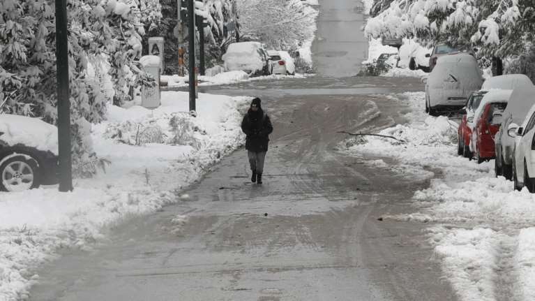 Κακοκαιρία &quot;Μήδεια&quot;: Στα λευκά η Αττική - Ποιοι δρόμοι είναι κλειστοί - Σύσταση Πολιτικής Προστασίας: Μείνετε σπίτι