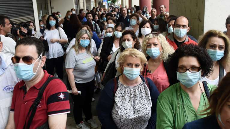 Κορονοϊός: Πώς εξηγείται η ύφεση της πανδημίας - Μειώνονται τα κρούσματα, αλλά αυξάνονται οι θάνατοι και οι διασωληνωμένοι