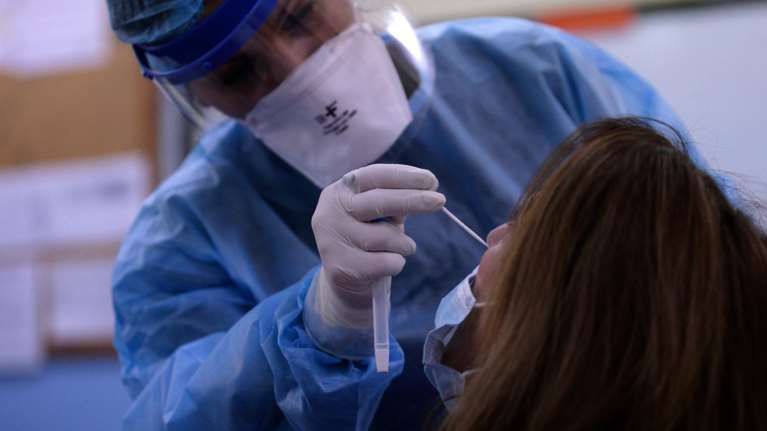 Είστε θετικοί στον κορονοϊό; Όσα πρέπει να ξέρετε πριν τηλεφωνήσετε στον ΕΟΔΥ