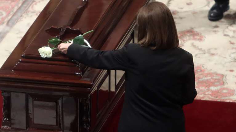 Αντίο στον Μίκη Θεοδωράκη: &quot;Εσπασε&quot; από τη συγκίνηση η Κατερίνα Σακελλαροπούλου στον επικήδειο που εκφώνησε