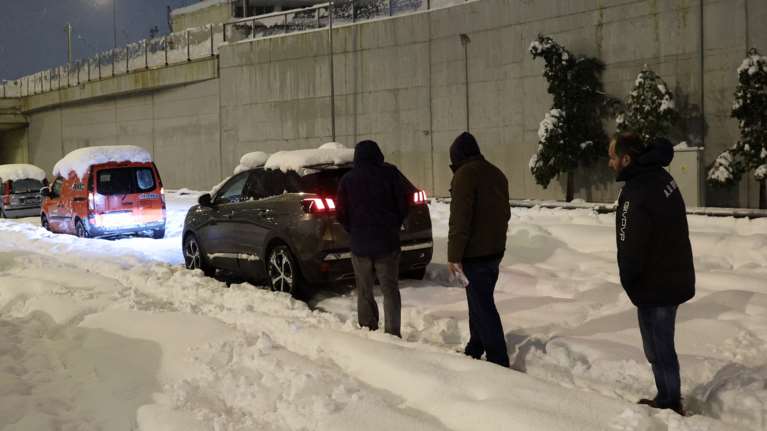 Αττική οδός: Ολονύχτια μάχη για τον απεγκλωβισμό των οδηγών - Επιχειρούν Στρατός, ΕΚΑΜ - Εγκαταλείπουν τα ΙΧ με τα πόδια [Εικόνες - Βίντεο]