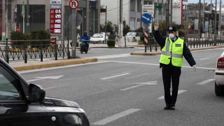 Νέα μέτρα για τη μετακίνηση: Απαγορεύεται πλέον πάνω από 2 άτομα σε ΙΧ - Οι εξαιρέσεις