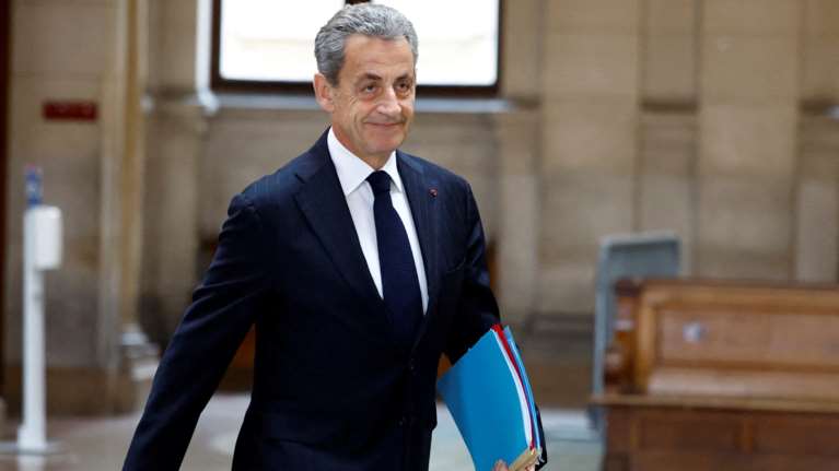 Νικολά Σαρκοζί: Οριστική η καταδίκη του για διαφθορά και αθέμιτη άσκηση επιρροής - Θα κυκλοφορεί με βραχιολάκι