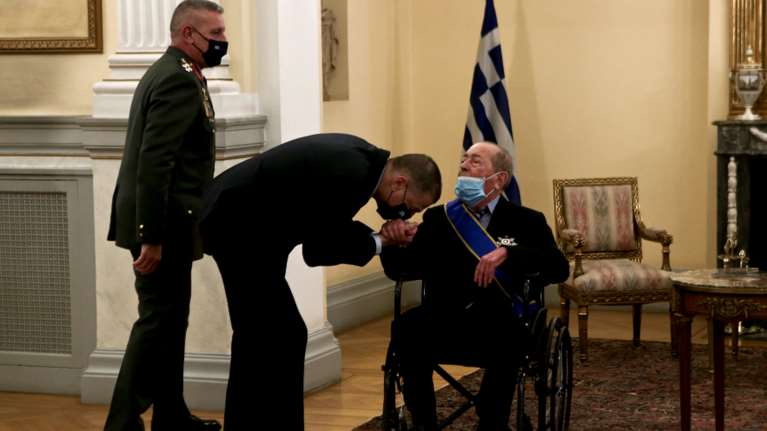 Ιάκωβος Τσούνης: Η συγκλονιστική φωτογραφία με τον υφυπουργό Άμυνας Αλκιβιάδη Στεφανή να του φιλά το χέρι