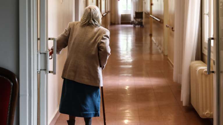 Τρομάζουν τα 12 πρώτα κρούσματα σε οίκο ευγηρίας - Γιατί έσπευσαν Τσιόδρας και Χαρδαλιάς