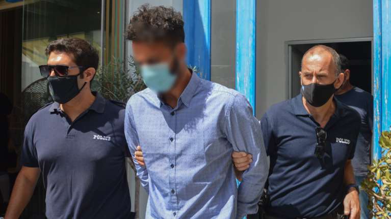 Εγκλημα στη Φολέγανδρο: &quot;Συγγνώμη για όλα&quot;, λέει τώρα ο 30χρονος - &quot;Σφαγή&quot; μεταξύ Βλάχου και Κούγια για την ψυχασθένεια