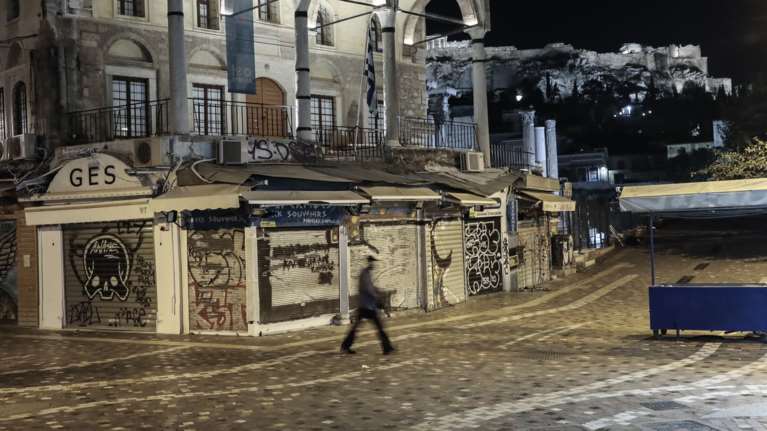 Lockdown: Τι ισχύει με την απαγόρευση κυκλοφορίας τη νύχτα - Πώς θα γίνονται οι μετακινήσεις