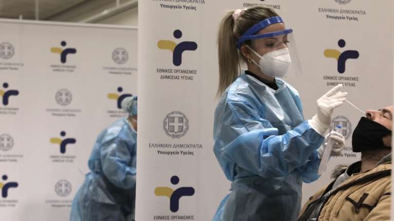 Κορονοϊός: 1.955 νέα κρούσματα σήμερα και 749 διασωληνωμένοι - &quot;Μαύρο&quot; ρεκόρ με 78 θανάτους