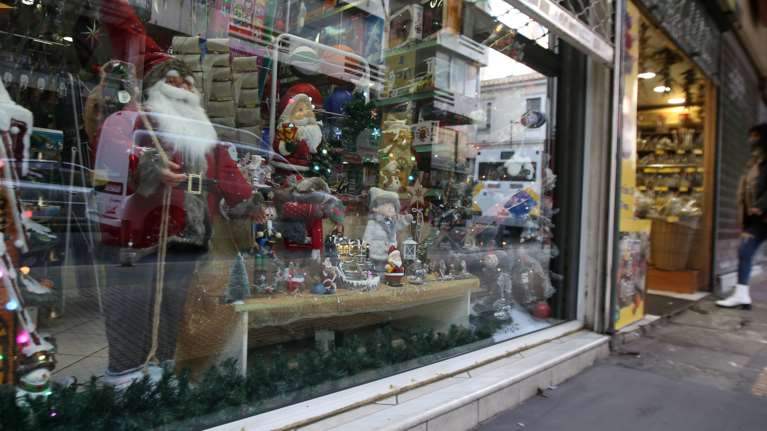 Ανοίγουν τα εποχικά καταστήματα ενόψει Χριστουγέννων - Τι αλλάζει για τα σούπερ μάρκετ