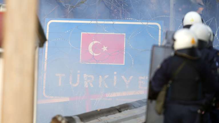 Έβρος: Οι Τούρκοι ρίχνουν χημικά στις ελληνικές δυνάμεις - Ο ρόλος των drone