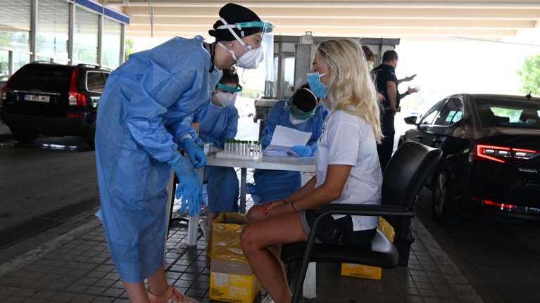 Ελλάς, Σερβία... πανδημία: Στοπ από την Ελλάδα στους Σέρβους τουρίστες, ανησυχία για τα 20 εισαγόμενα κρούσματα