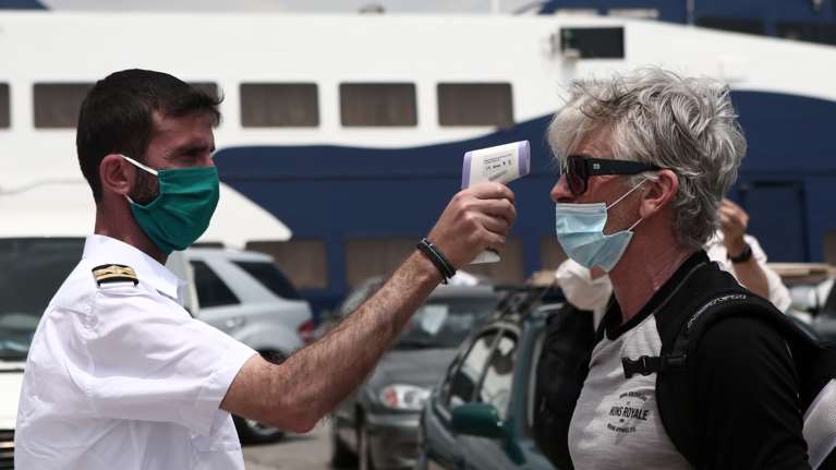 Πώς ανοίγει ο τουρισμός: Mε αρνητικό τεστ ή πιστοποιητικό εμβολιασμού στα νησιά - Εξαιρούνται Εύβοια, Λευκάδα, Σαλαμίνα