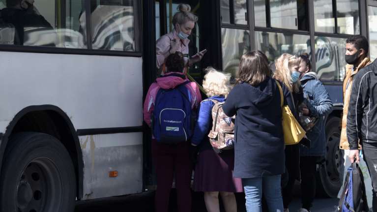 Συνεδριάζουν εκτάκτως οι λοιμωξιολόγοι: Κοντά στο όριο των 2.000 τα κρούσματα και σήμερα - Συναγερμός για μεταλλάξεις και ΜΕΘ