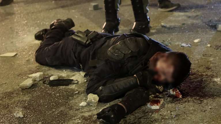 Επεισόδια στη Νέα Σμύρνη: Βίντεο ντοκουμέντο με την επίθεση στον τραυματισμένο αστυνομικό - Αιμόφυρτος στο έδαφος