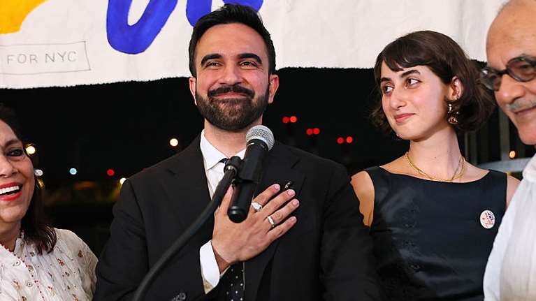 Μαμντάνι: Γιος ακαδημαϊκού και γνωστής σκηνοθέτριας - Οι Ινδοί γονείς του μουσουλμάνου δήμαρχου Νέας Υόρκης