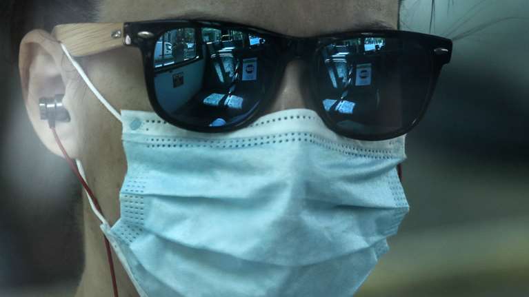 Αποκαλυπτικό τεστ: Η χρήση μάσκας μειώνει πολύ τη διασπορά του νέου κορονοϊού