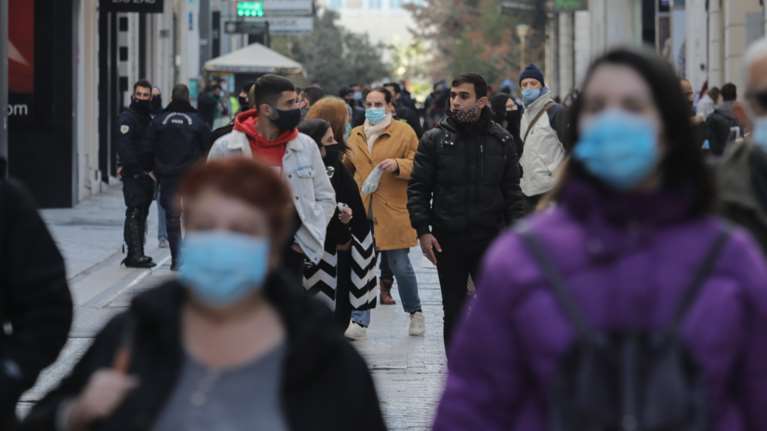 Κορονοϊός: Αύξηση κρουσμάτων μετά τα self test - Ανησυχία για τους 819 διασωληνωμένους - Non stop πίεση στο ΕΣΥ