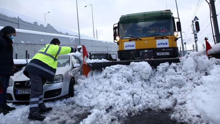 Αττική Οδός: Ατελείωτο χάος 30 ώρες μετά με εκατοντάδες ΙΧ εγκαταλελειμμένα - Οδηγοί δεν αφήνουν τα αυτοκίνητά τους