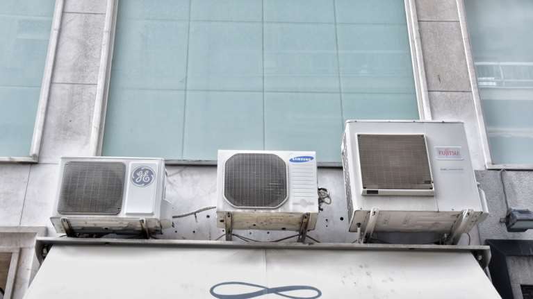 Υπό ασφυκτική πίεση το σύστημα ρεύματος: Ρεκόρ δεκαετίας στην κατανάλωση λόγω κλιματιστικών