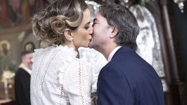 Γάμος Λυκιαρδόπουλου - Καρμίρη: Η διαφορετική νύφη με τη δαντέλα broderie anglaise και τις απροσδόκητες γόβες