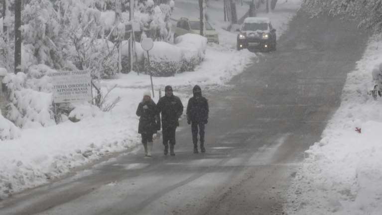 Κακοκαιρία &quot;Μήδεια&quot;: Σε &quot;λευκό&quot; κλοιό ολόκληρη η Ελλάδα - Σε ποιες περιοχές το έχει &quot;στρώσει&quot; [Εικόνες]