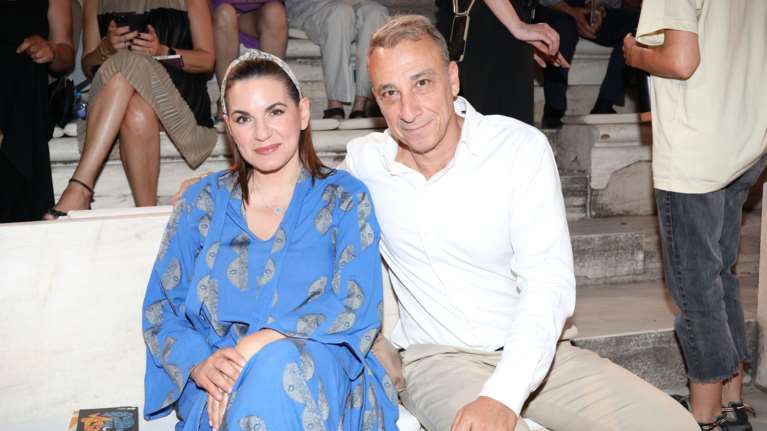 Όλγα Κεφαλογιάννη: Με μαύρη δημιουργία και φλοράλ σκουλαρίκια στο Ηρώδειο