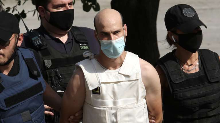 Βιασμός στα Πετραλώνα: Στον εισαγγελέα συνοδεία πάνοπλων αστυνομικών ο 35χρονος που κακοποίησε την καθαρίστρια [Εικόνες]