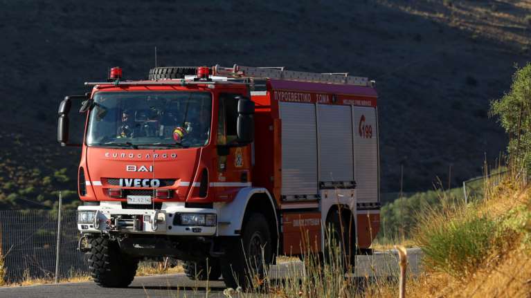 Φωτιά στα Μέθανα: Επιχειρούν ισχυρές δυνάμεις της Πυροσβεστικής