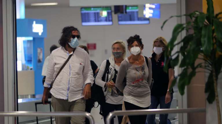 Βρετανία: Σύγχυση στους Έλληνες ταξιδιώτες λόγω του lockdown – Τι θα γίνει με τις πτήσεις