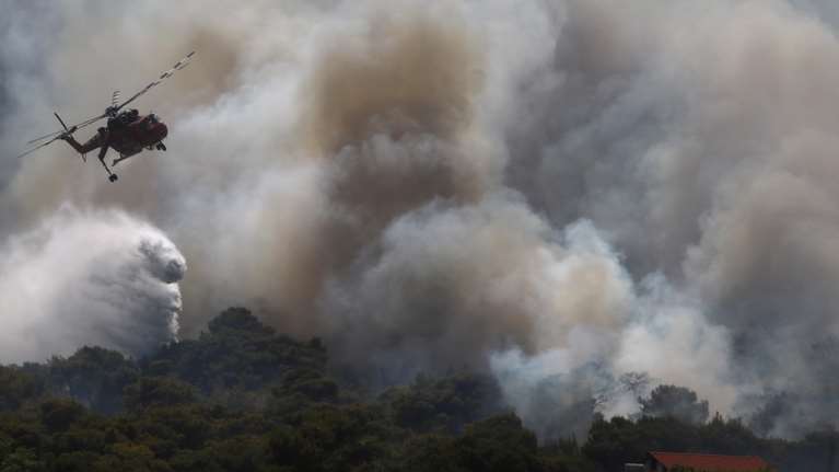 Φωτιά στα Βίλια: Στο όρος Πατέρας οι φλόγες - Εκτροπή εναέριων δυνάμεων από άλλες περιοχές [Βίντεο]