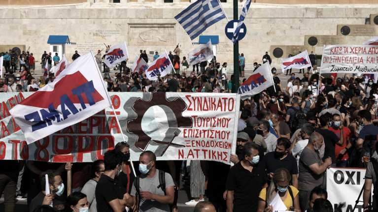 Ολοκληρώθηκαν οι συγκεντρώσεις κατά του εργασιακού νομοσχεδίου - Άνοιξαν οι δρόμοι στο κέντρο της Αθήνας [εικόνες]