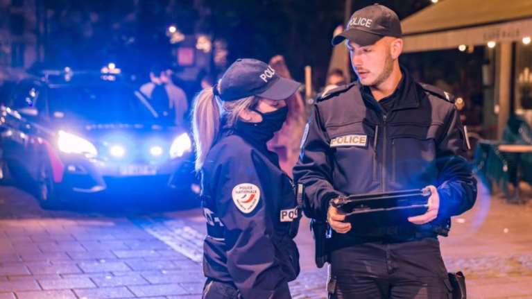 Αδιανόητο έγκλημα στη Γαλλία: Σκότωσε με μαχαίρι τον 10χρονο και τον έβαλε σε βαλίτσα - Υπό κράτηση η 33χρονη μητέρα του