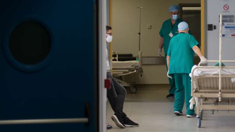 Ραγδαίες εξελίξεις-κορονοϊός: Αυξάνονται εκτάκτως τα νοσοκομεία αναφοράς- Τέλος τα επισκεπτήρια σε γηροκομεία και φυλακές