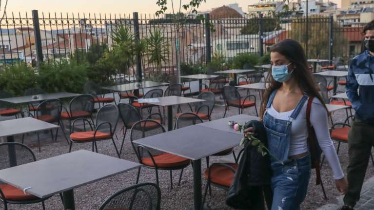 Κορονοϊός: Κρίσιμη η επόμενη εβδομάδα - Ποια μέτρα εξετάζουν κυβέρνηση και λοιμωξιολόγοι