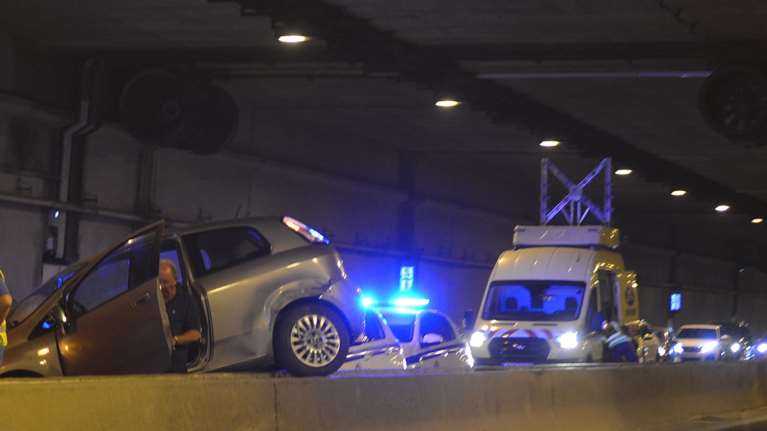 Τροχαίο στην Αττική οδό: Αναποδογύρισε ΙΧ - Κλειστές οι δεξιές λωρίδες