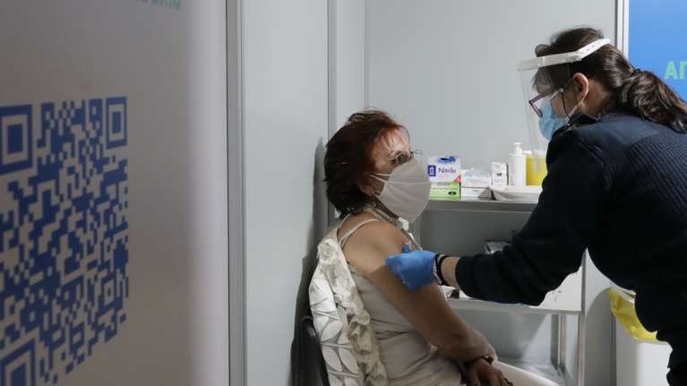 Προχωρούν οι εμβολιασμοί: Το 1 εκατομμύριο θα &quot;αγγίξουν&quot; ως την Παρασκευή - Ποιες ομάδες ακολουθούν