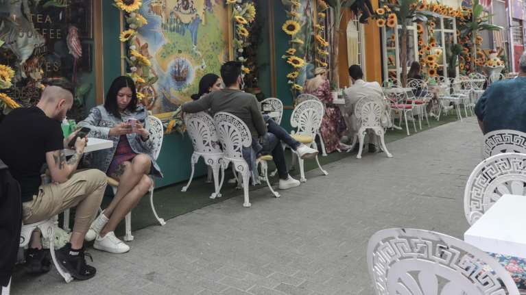 Άνοιξε η εστίαση: Γεμιζουν καφέ και εστιατόρια - Εικόνες από τα πρώτα...σερβιρίσματα