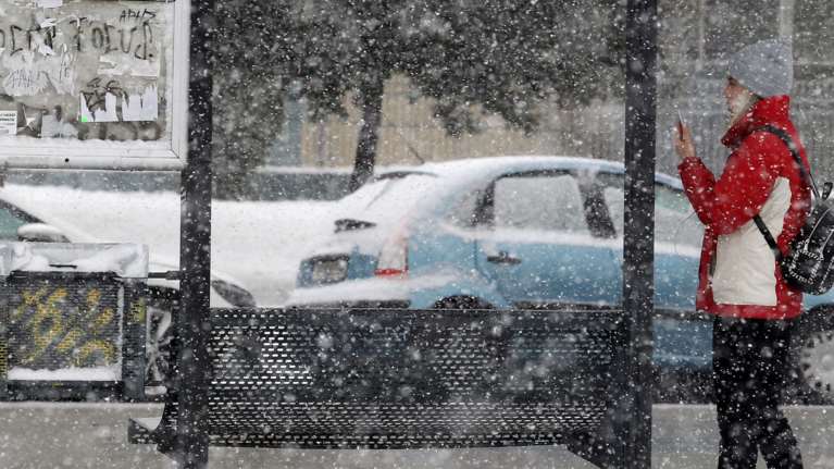 Καιρός: Χριστούγεννα με λιακάδα και Πρωτοχρονιά με κρύο και χιόνια - Επιστρέφει ο "Ωμέγα" εμποδιστής