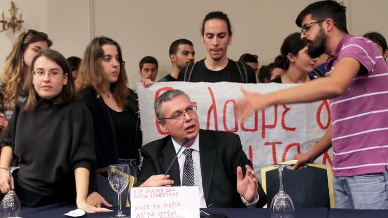 Νέο κρούσμα ομηρίας καθηγητή από &quot;φοιτητές&quot;: Του απαγόρευαν την έξοδο, τον απειλούσαν &quot;θα δεις τη μούρη σου παντού&quot;