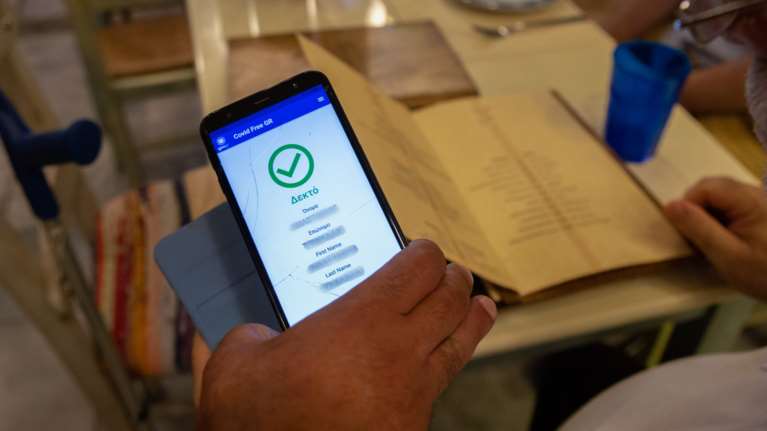 Γιατί αλλάζει το πιστοποιητικό εμβολιασμού, πότε αποφασίζει η Επιτροπή Εμπειρογνωμόνων - Τα σενάρια για την τέταρτη δόση