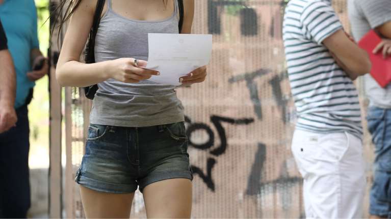 Θεσσαλονίκη: Διευθύντρια σχολείου απαγορεύει σε μαθήτριες να φορούν σορτσάκια και κοντές φούστες - Καταγγελία γονέα