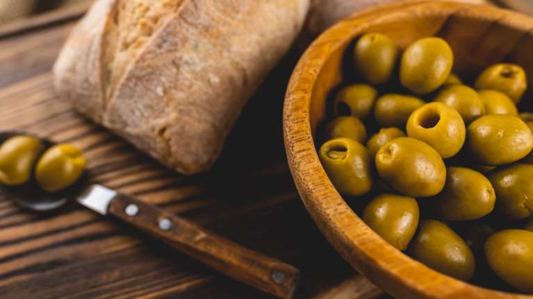 Ελαιόλαδο ή ελιές; Τι είναι καλύτερο για τη διατροφή και την υγεία;