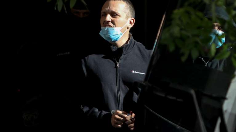 Με χειροπέδες στα χέρια οι χρυσαυγίτες οδηγούνται στις φυλακές- Στη ΓΑΔΑ Ουρανία και Ζαρούλια [Βίντεο]