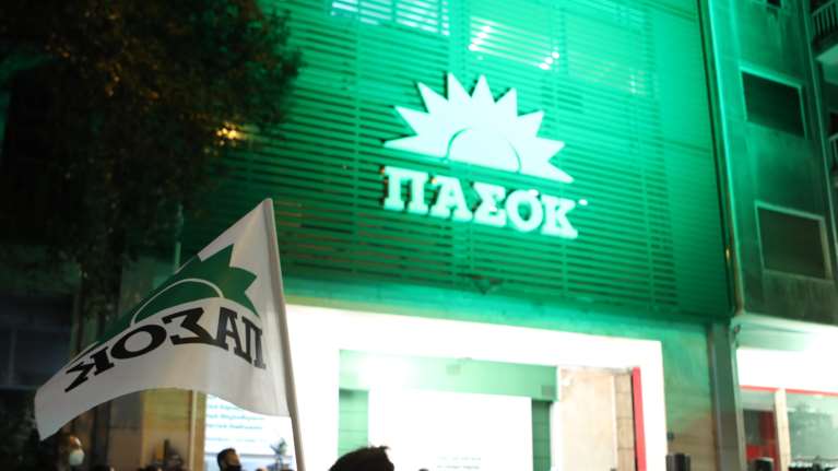 Εξαλλος ο Ανδρουλάκης με Καρτερό για τον &quot;χρήσιμο ηλίθιο&quot; και με Μουζέλη που &quot;ανακάλυψε&quot; κρυφή επίσκεψη στα γραφεία του ΣΥΡΙΖΑ