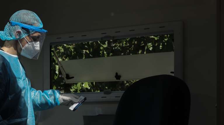 Κορονοϊός – &quot;Βόμβα&quot; Δερμιτζάκη: Μας ανησυχεί η σχέση κρουσμάτων και θανάτων – Είμαστε χειρότερα από το Βέλγιο [βίντεο]